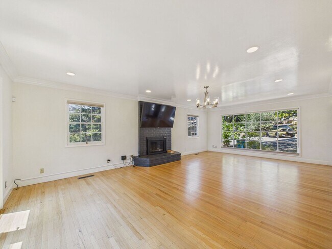 Foto del edificio - Beautiful serene and private Belmont home