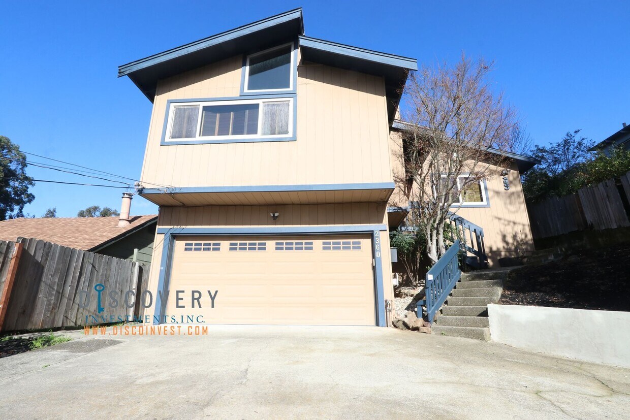 Upper Dimond Three Bedroom Home with Backyard House Rental in Oakland