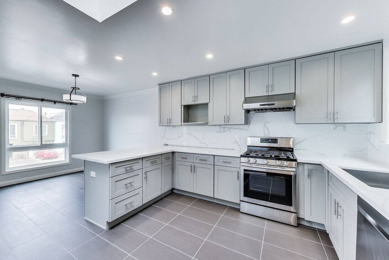 Primary Photo - Recently Remodeled 3BR/3BA + Den Single Fa...