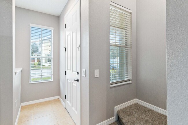 Foto del edificio - MOVE IN SPECIAL-Beautiful Two Story 3/2.5 Town Home w/ Loft & Screened Porch in St. Cloud