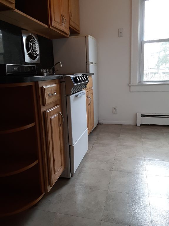 kitchen - 15 Ingersoll St