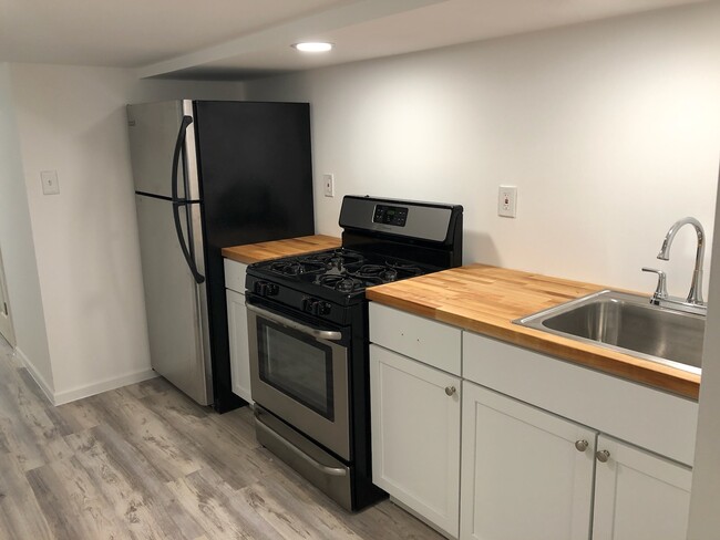 Kitchen - 3102 W Diversey Ave