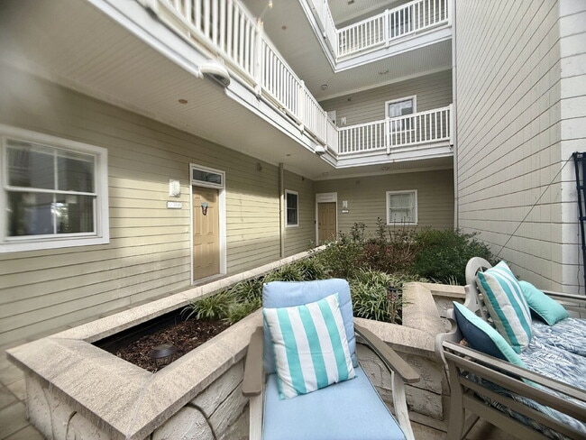 Foto del edificio - "Coastal Comfort: Spacious 2-Bedroom Condo Retreat in Virginia Beach"