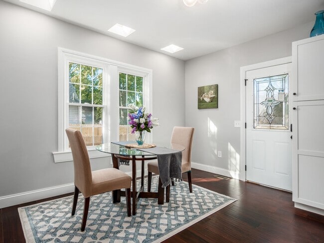 Dinning Room - 137 S Hague Ave
