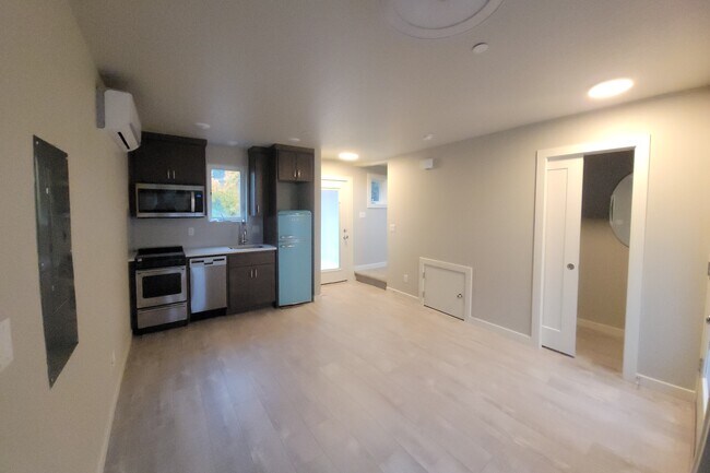 Building Photo - 3961 Cousteau Dr SE