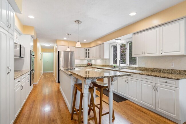 Building Photo - 8 Colella Farm Rd