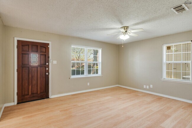 Foto del edificio - 5115 Kingston Dr