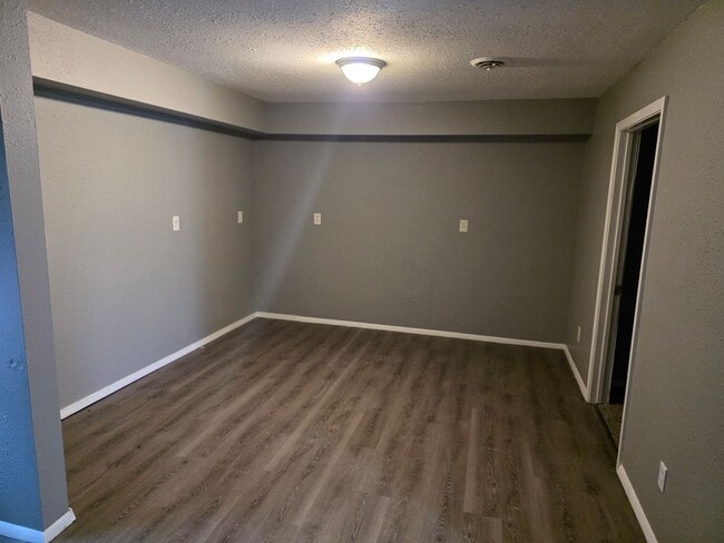 Building Photo - LIMITED TIME**NO APPLICATION FEE**1/2 OFF DEPOSIT**