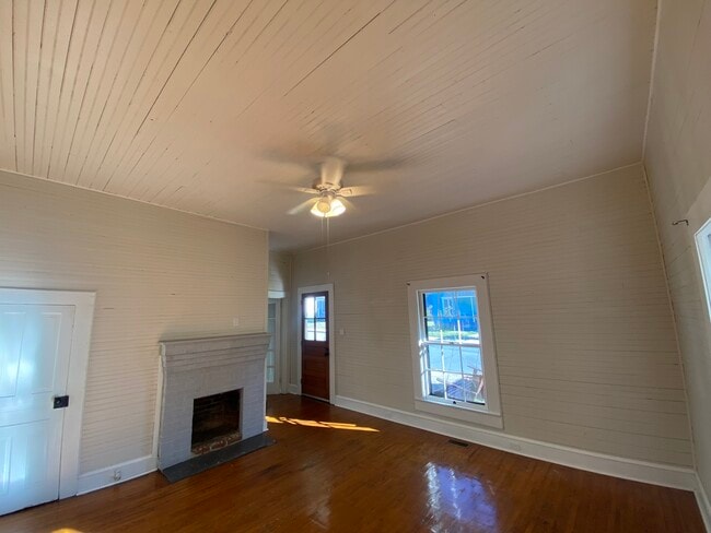 Building Photo - 229 College St