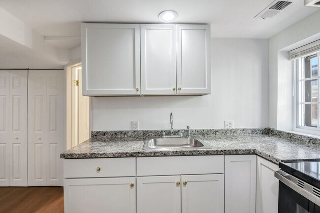Foto del edificio - Columbia Heights Apartment | 1 Bed | 1 Bath | 450 Sf