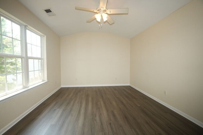 Building Photo - Freshly renovated 3BR 2.5 BA Home w/ Garage Parking Near Uptown Charlotte !
