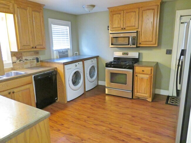 Foto del edificio - Front House Located Near Parks & Minutes F...