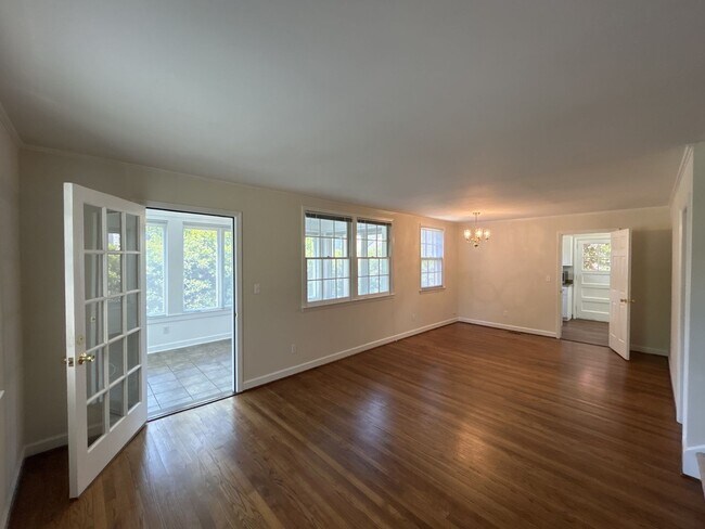 Foto del edificio - Great Myers Park home with 3 spacious bedr...