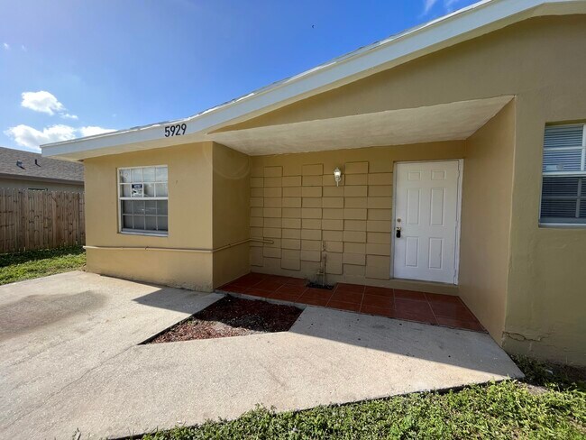 Foto del edificio - 5929 Cayman Cir W