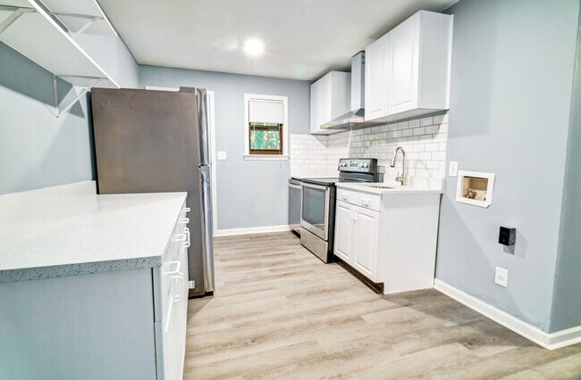 Building Photo - 575 Springwood Dr