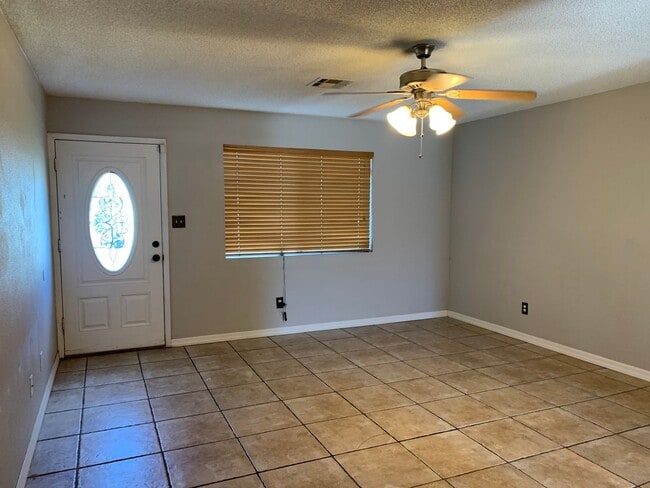 Foto del edificio - 3 BEDROOM HOME!