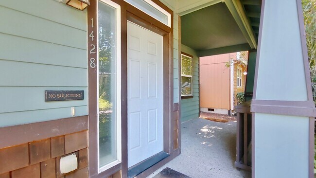 Building Photo - Beautiful Home Located In The Desirable Ma...