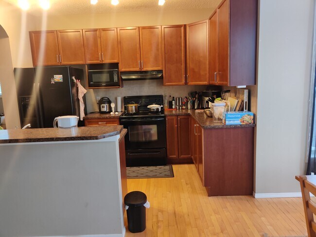 Photo du bâtiment - 8887 Royal Oak Way NW