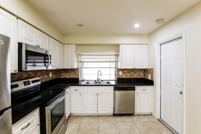 Foto del edificio - 8800 NW 11th St