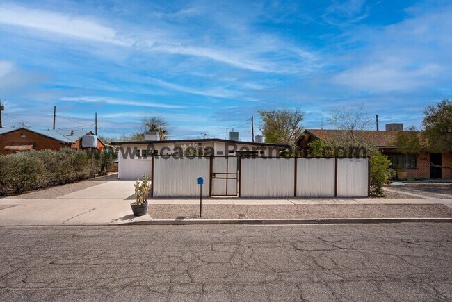 Foto del edificio - Two Bedroom Home with Guest House
