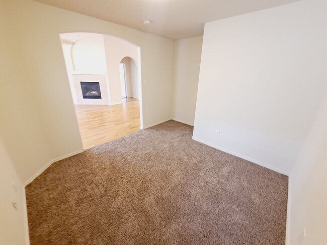 Building Photo - 3 bed 2 bath 1575 sq ft home in Huning Ran...