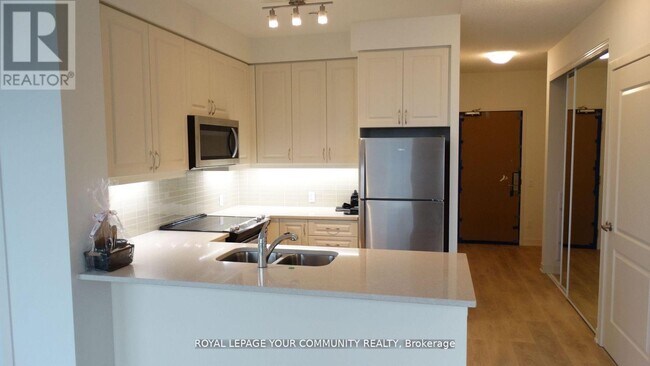 Photo du bâtiment - 4955-4955 Yonge St