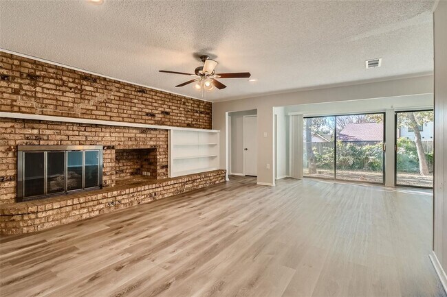 Building Photo - ? Modern 3-Bedroom Bedford Home with Spacious Layout ?