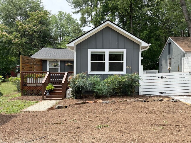 Foto del edificio - 320 1/2 Meade Avenue - Pet friendly Home with a Large Fenced in Yard!