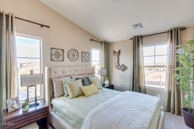 Foto del edificio - 240 W Juniper Ave