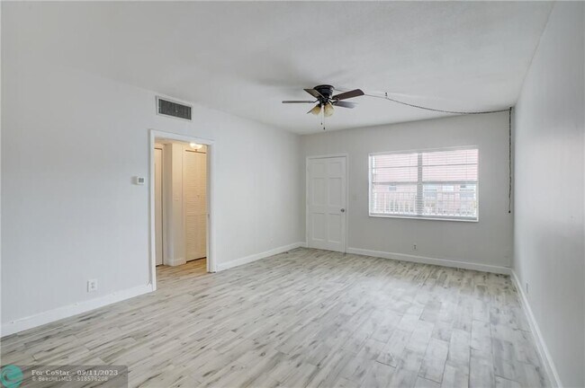 Building Photo - 1450 N Riverside Dr