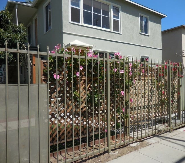 Front - 536 N Van Ness Ave