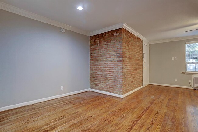 Building Photo - 2643 Greenbriar Dr