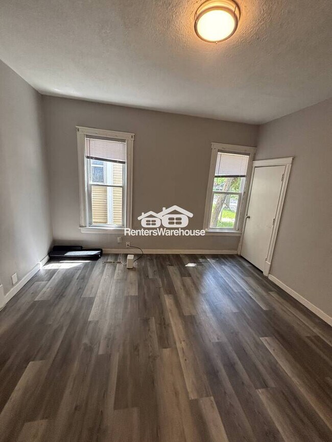 Foto del edificio - Available Now 3 Bedroom 1 Bath Duplex in Minneapolis