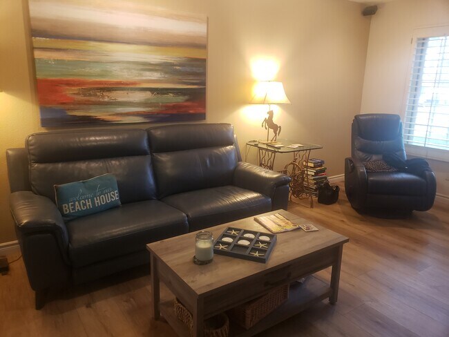 Foto del edificio - 4564 Beverly Glen Dr