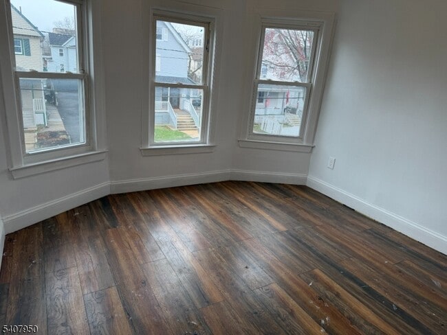 Building Photo - 726 E 6th St