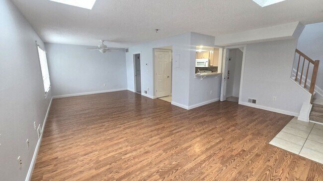 Building Photo - 2 Bedroom 2 Bathroom Townhome