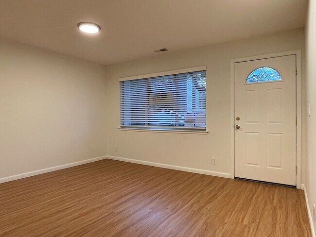 Foto del edificio - Beautiful 3 bedroom, 2 and a half bath rec...