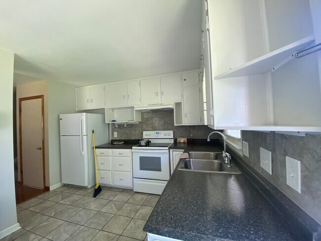Building Photo - 206 NE Forest Ave