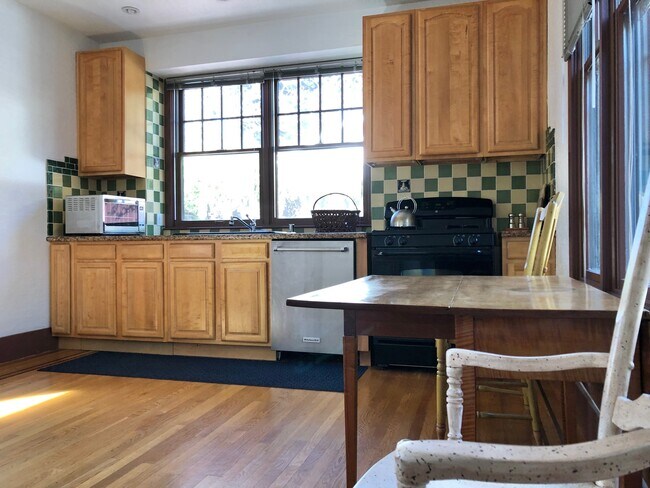 Kitchen - 2733 Russell St