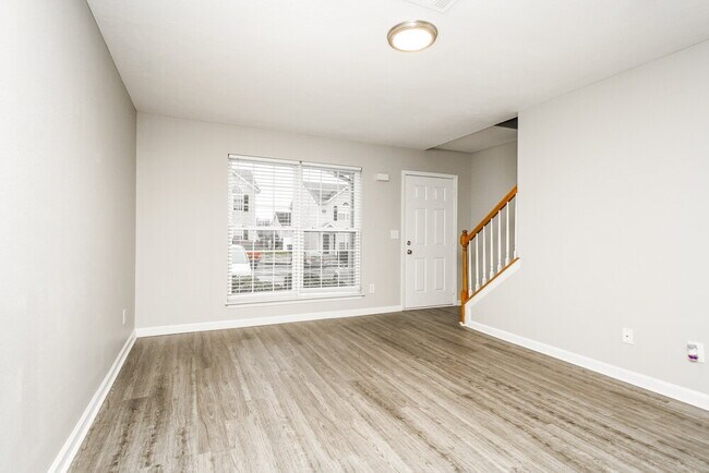 Foto del edificio - 8033 Logan Dr