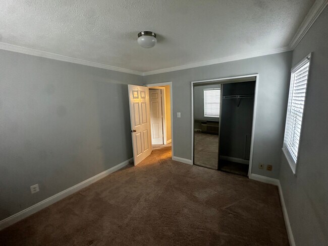 Foto del edificio - 2301 Farrington Ave