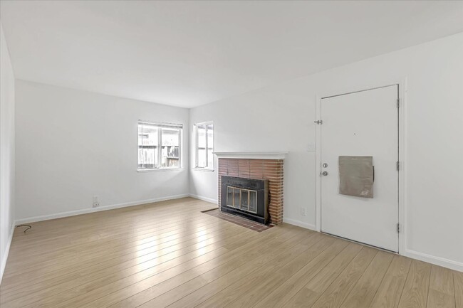 Building Photo - 1576 Moorpark Ave