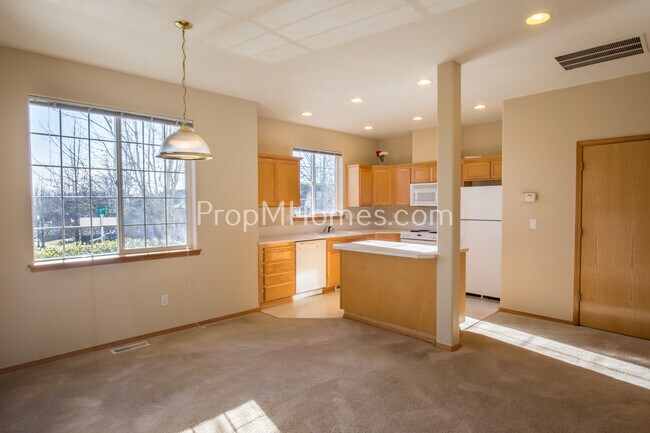 Building Photo - Cozy Three Bedroom Happy Valley Townhome!