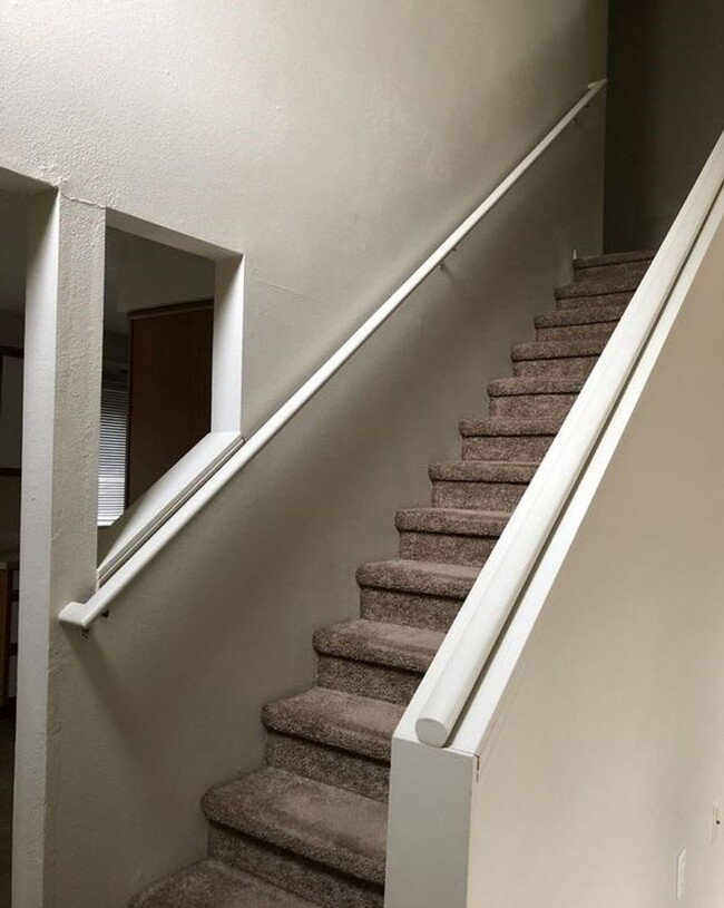 Building Photo - Large 2 bed 1.5bath townhouse with Garage