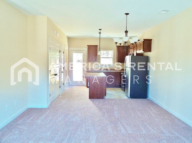 Building Photo - Town Home in Birmingham! AVAILABLE NOW!!!