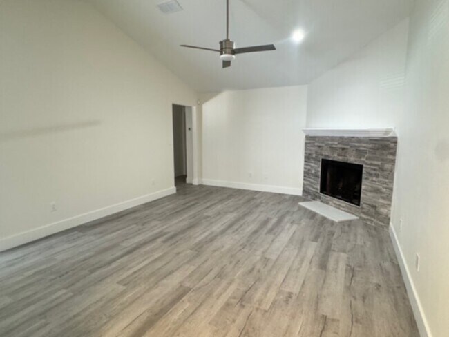 Foto del edificio - Fully Remodeled 2 Bedroom w/ Lawn Care &am...