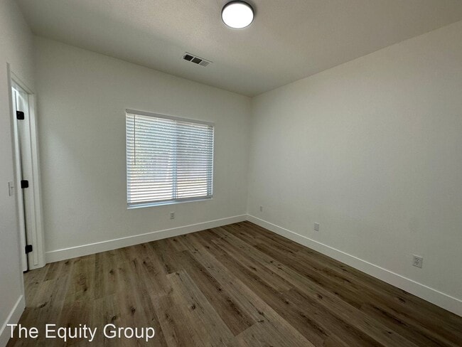 Building Photo - 4 br, 3 bath House - 111 North Roeben St