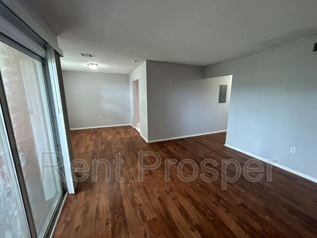 Building Photo - 3974 Versailles Dr