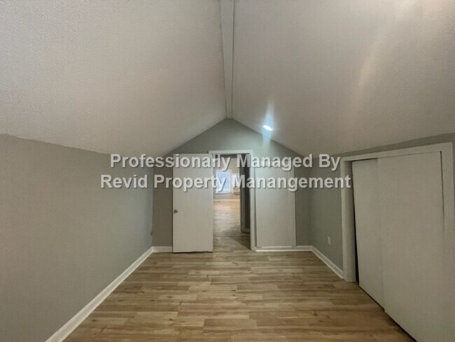 Building Photo - ESS 765