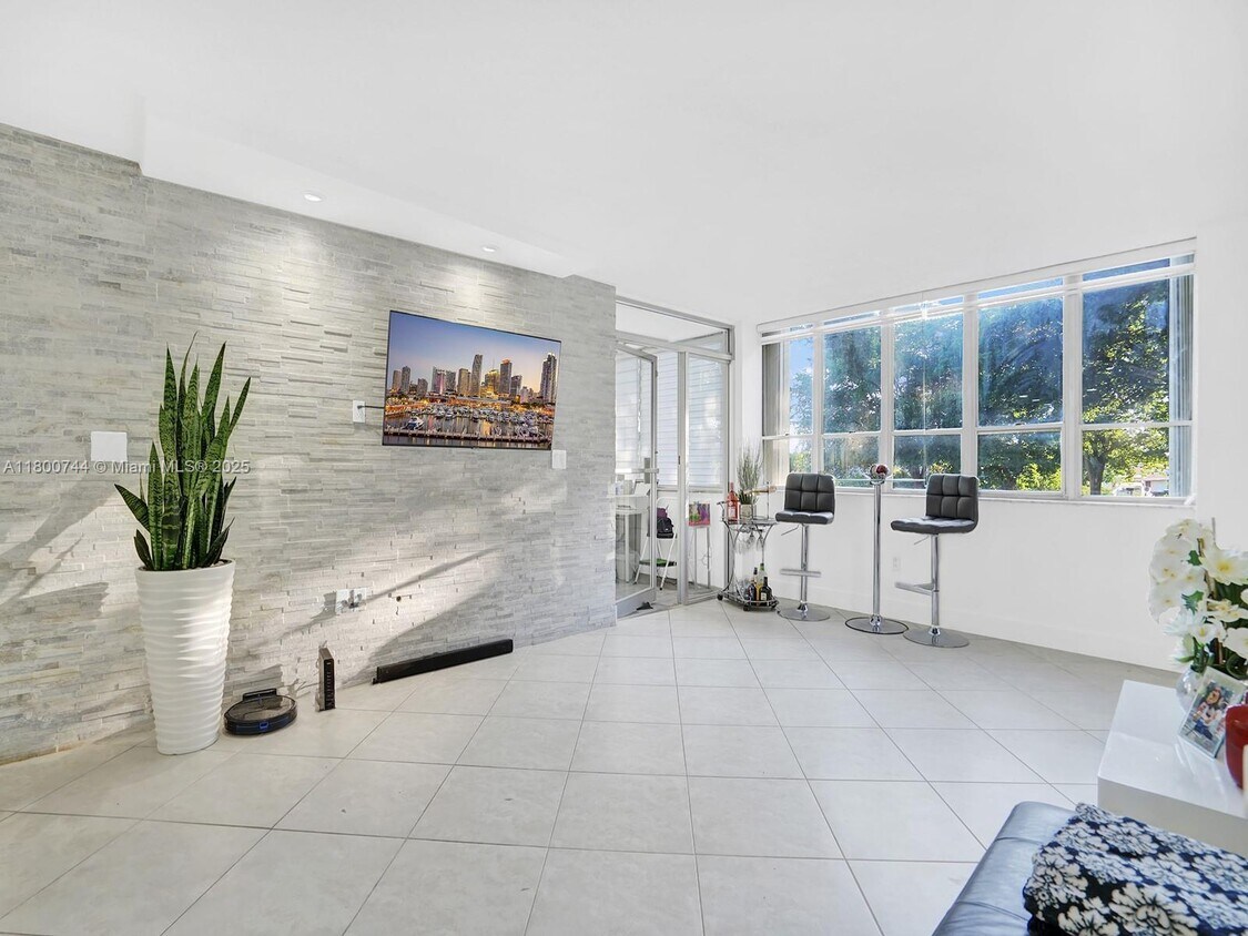 Foto principal - 6841 SW 147th Ave